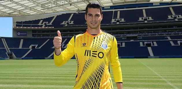 Andrs Fernndez ya luce la camiseta del Oporto. (Foto web FCPorto)