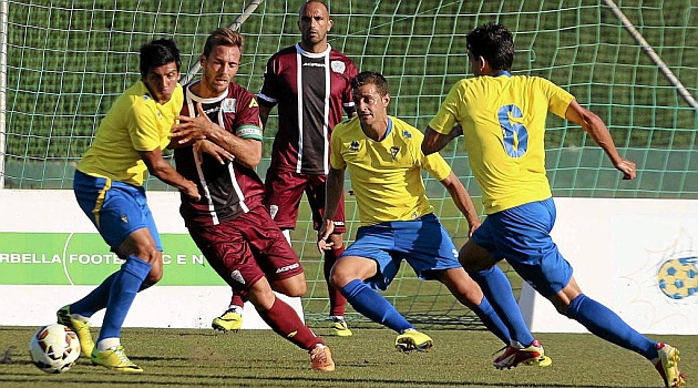 Una imagen del amistoso disputado en Marbella entre el Córdoba y el Cádiz. FOTO: LARREA