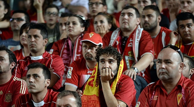 Aficionados del Murcia muestran su decepcin / Juanchi Lpez (Marca)