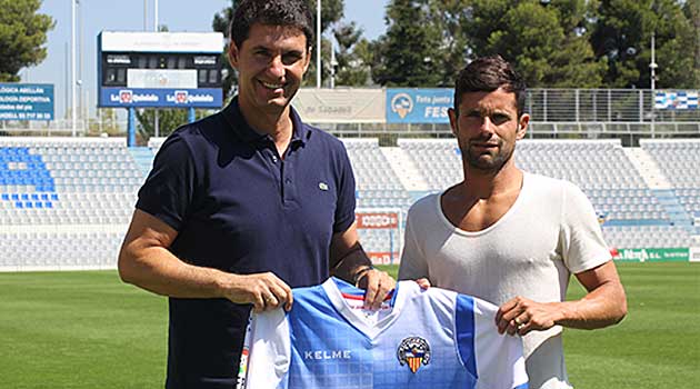 Cristian Garca, tras renovar con el club arlequinado / Web del Sabadell