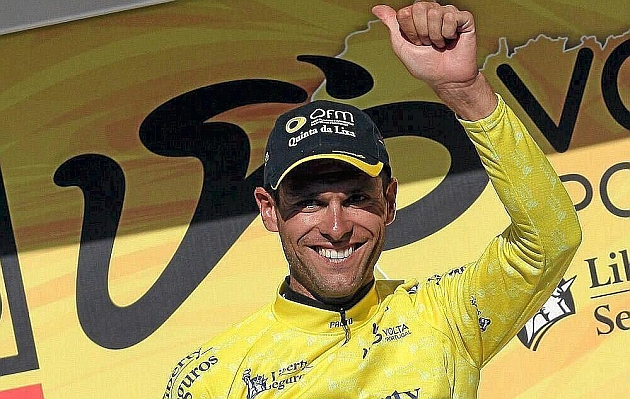 Alex Marque en el podio de la Vuelta a Portugal que gan en 2013