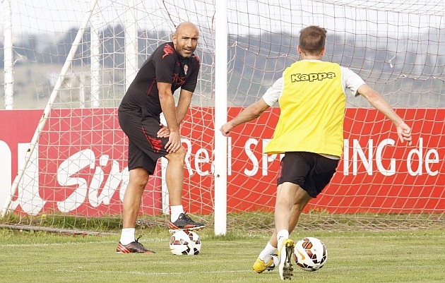 Abelardo da instrucciones durante un entrenamiento con el Sporting