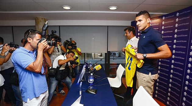 Marcelo Silva luce ante los fotgrafos con su nueva camiseta / Gerardo Ojeda (Marca)