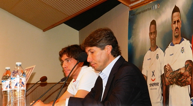 Iker Guarrotxena, junto a Alfonso Serrano en su presentacin / Web del CD Tenerife