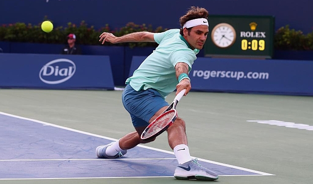 Roger Federer estren su nueva raqueta de manera oficial. AFP