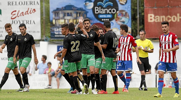 Los jugadores del Racing celebran el gol de Iaki / Tuero - Arias (Marca)