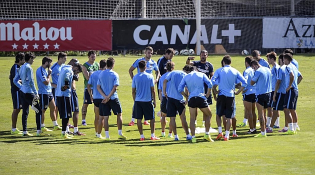 Simeone habla con los jugadores en el entrenamiento de este sbado. FOTO: JUAN AGUADO