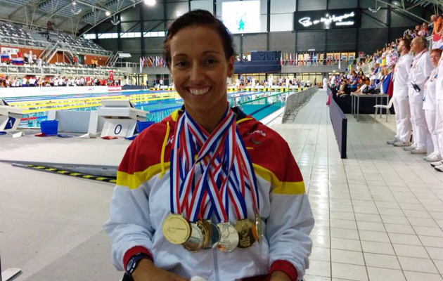 Teresa Perales posa con las siete medallas en los Europeos de Eindhoven.