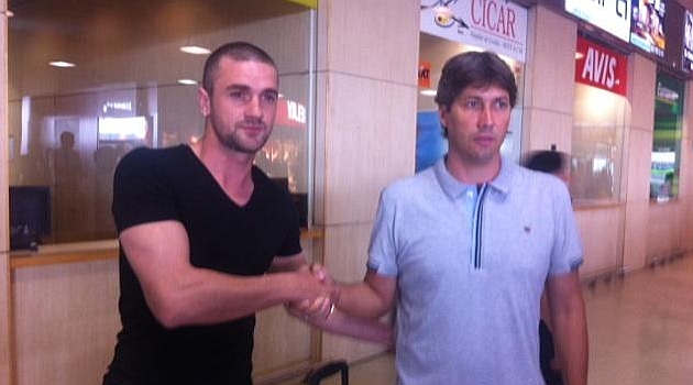 Alfonso Serrano recibe a Cristian 'Ruso' Garca en el aeropuerto / Twitter del Tenerife