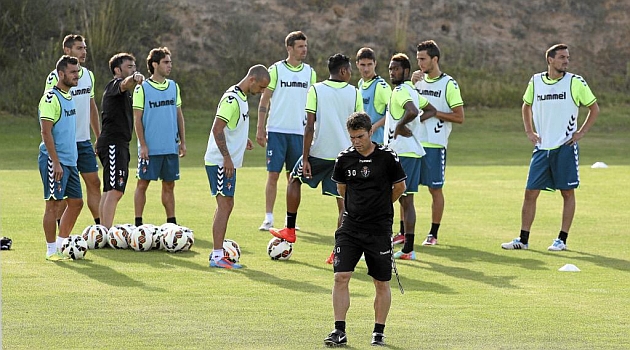 Rubi, de espaldas al grupo, durante un entrenamiento del Valladolid / Csar Minguela (Marca)