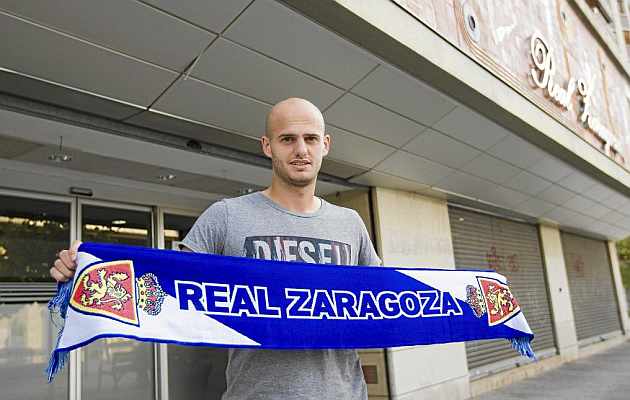 Vullnet Basha posa con una bufanda del Real Zaragoza. / Toni Galn