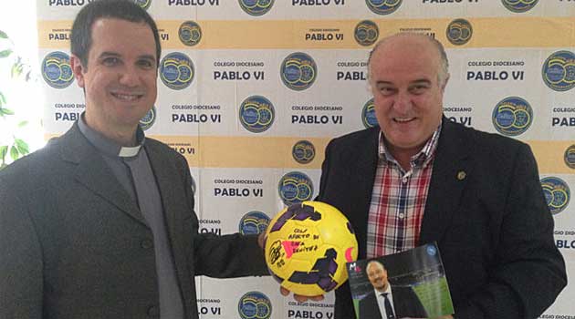 El alcalde Avelino Garca Ferradal hace entrega del baln firmado por Rafa Bentez al actual director del centro educativo