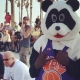 Panda Friend ya luce como tal y la la vestido de panda en un partido callejero