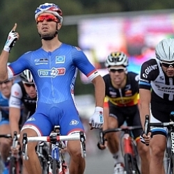Nacer Bouhanni se impone en
la cuarta etapa del Eneco Tour