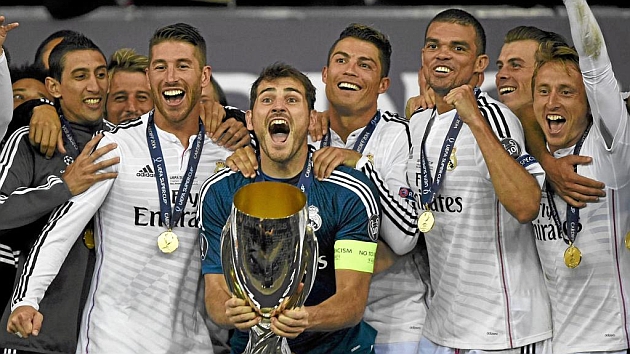 Iker Casillas, rodeado de la plantilla del Real Madrid, se dispone a levantar la SuperCopa de Europa. Foto: Reuters