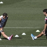 Pepe y Bale se ejercitan al margen del grupo antes del viaje a Varsovia