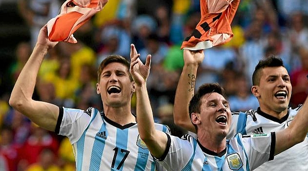 Fernndez, a la izquierda de la foto, durante el Mundial con la seleccin argentina