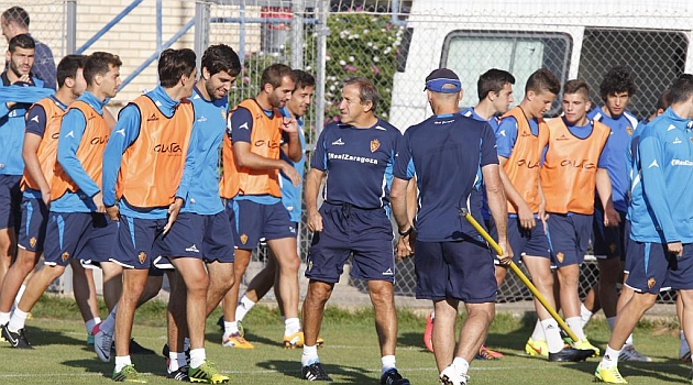 Vctor Muoz rodeado de sus jugadores en el entrenamiento del sbado / Toni Galn (Marca)