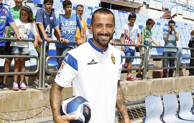 Mario lvarez posa con su nueva camiseta en La Romareda. / Toni Galn
