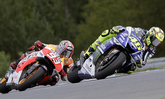 Rossi y Mrquez disputndose la tercera posicin en Brno / REUTERS