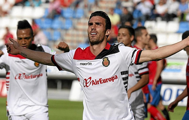 Alfaro celebrando un gol con el Mallorca.