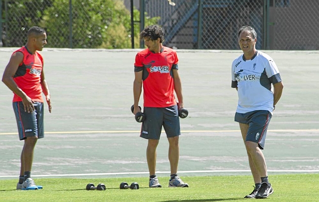 Youssef El Arabi (27), se entiende con el entrenador del Granada CF.