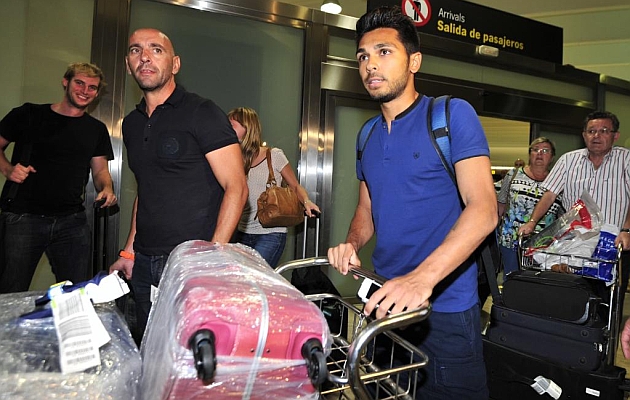 Trmoulinas junto a Monchi a su llegada a Sevilla. FOTO: KIKO HURTADO