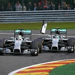 El toque de los Mercedes y el de Vettel y Alonso