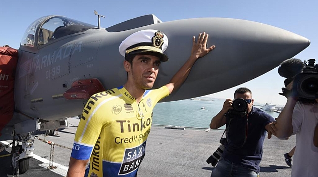 Alberto Contador en el portaaviones antes de tomar la salida. AFP