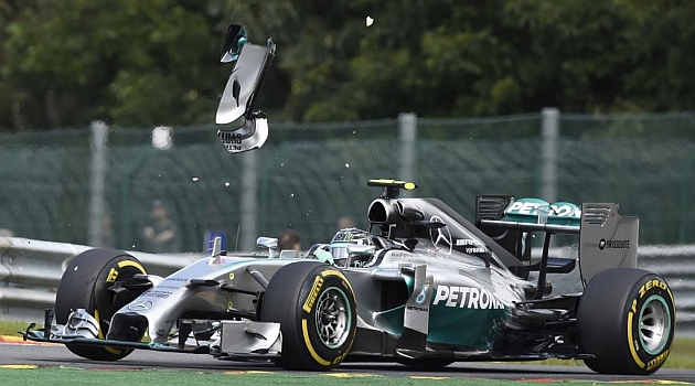 Trozos del Mercedes de Rosberg saltan por los aires en Spa / AFP