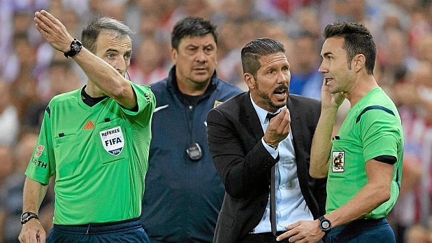 Simeone protesta durante el partido de vuelta de la Supercopa de Espaa. / AFP