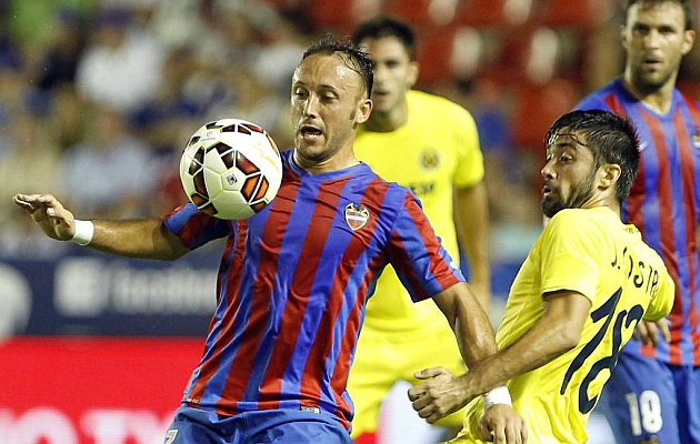 Xumetra intenta controlar el baln durante el debut liguero ante el Villarreal.