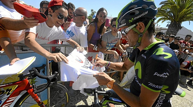 Alejandro Valverde firmando autgrafos a los aficionados. AFP