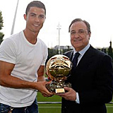 Cristiano entrega a Florentino
Pérez una réplica del Balón de Oro