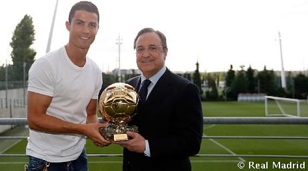 Ronaldo gives Florentino Prez Ballon d'Or replica