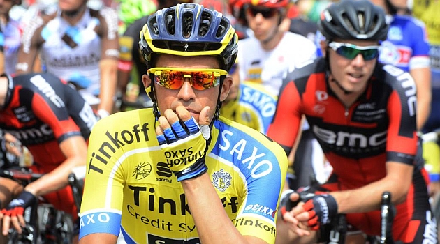 Alberto Contador antes de tomar la salida en la sptima etapa de la Vuelta. AFP