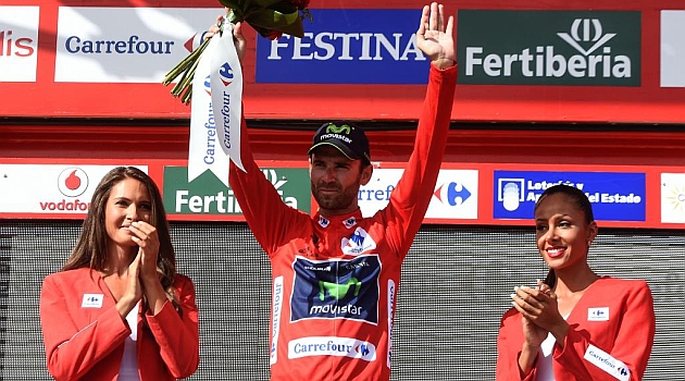 Alejandro Valverde en el podio del maillot rojo de la Vuelta. AFP