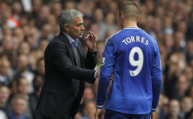 Mourinho da indicaciones a Torres durante un partido / AFP