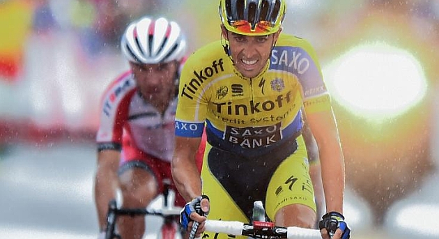 Alberto Contador entrando en meta y detrs, Purito Rodrguez. AFP