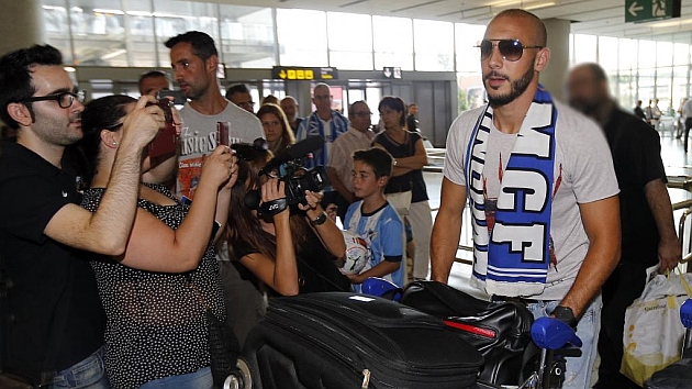 Amrabat en su llegada al aeropuerto de Mlaga. Foto: Pepe Ortega