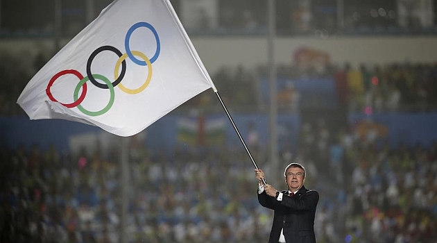 El presidente del Comit Olmpico Internacional,Thomas Bach, con la bandera de los J.J.O.O.