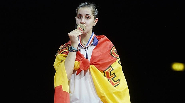 Carolina Marn besa su oro conseguido en el Mundial de badminton. Foto: Reuters