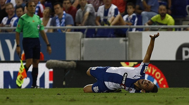 Sergio Garca, en el momento de su contusin durante el partido ante el Sevilla