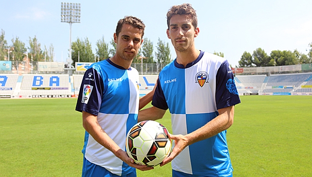 Marcos Garca y Lucas Porcar posan con la camiseta de su nuevo equipo | Foto: Web del Sabadell