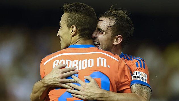 Paco Alccer y Rodrigo celebran un gol en el Trofeo Naranja. Foto: AFP