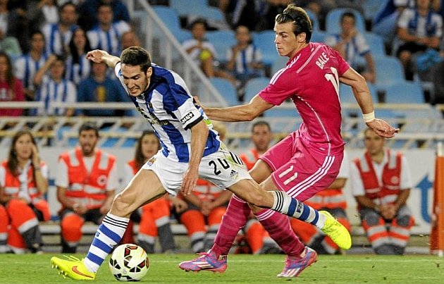 Joseba Zaldua (22) se deshace de Bale (25) el pasado fin de semana/FOTO: Juan Echeverria