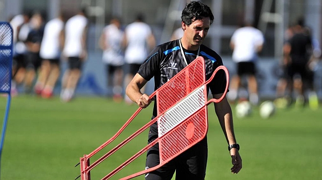Emery, durante un entrenamiento del Sevilla. KIKO HURTADO