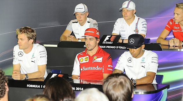 Alonso, sentado entre Rosberg y Hamilton en la rueda de prensa de la FIA / RV RACING PRESS
