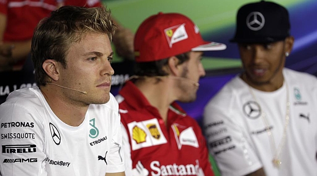Rosberg, pensativo mientras hablan Alonso y Hamilton / RV RACING PRESS