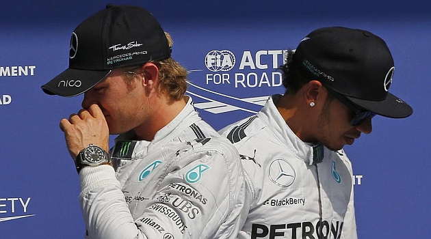 Rosberg y Hamilton se cruzan sin mirarse / REUTERS